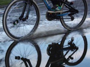 desplazarte en bicicleta cuando llueve